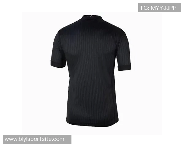 巴黎圣日耳曼全新2025-26赛季第四球衣发布尽显优雅与时尚魅力