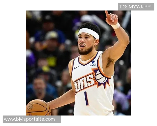 布克表现出色半场10投6中贡献16分2篮板3助攻1盖帽展现全面能力 布克表现出色半场10投6中贡献16分2篮板3助攻1盖帽展现全面能力